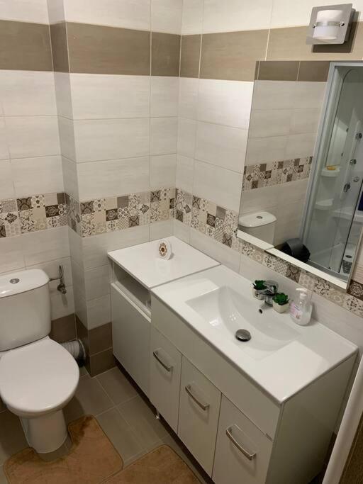 Lovely Bacau 1 Bedroom Apartment Bagian luar foto
