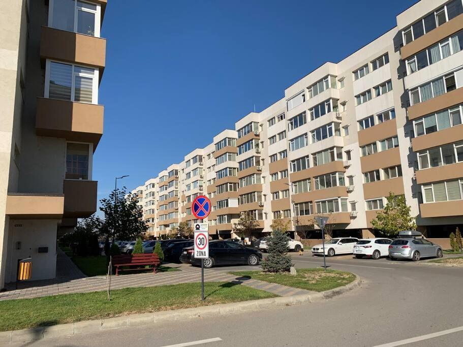 Lovely Bacau 1 Bedroom Apartment Bagian luar foto