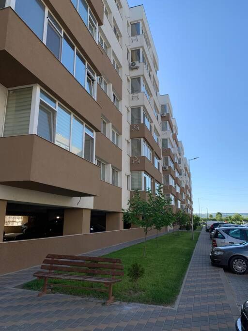 Lovely Bacau 1 Bedroom Apartment Bagian luar foto